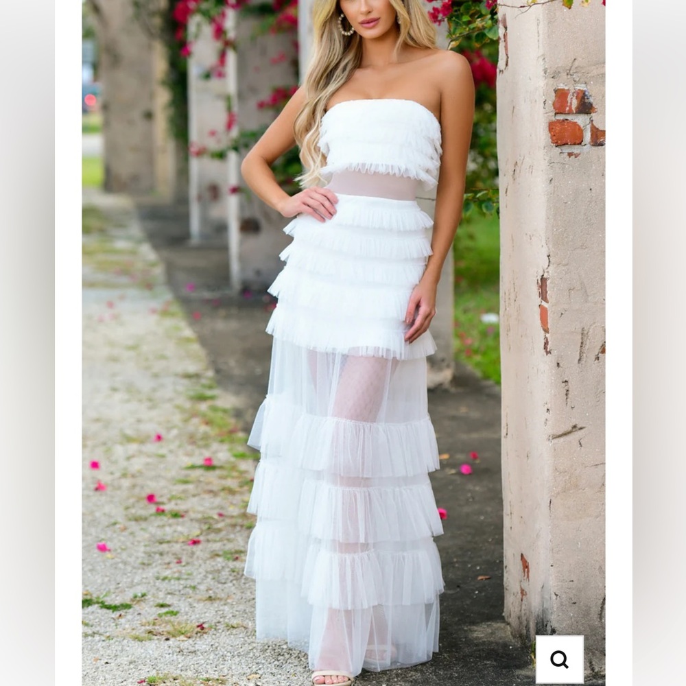 Elegant White Strapless Tiered Dress